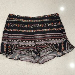 Ann Taylor LOFT Shorts Size 0 black Floral Ruffle Hem Getaway Riviera